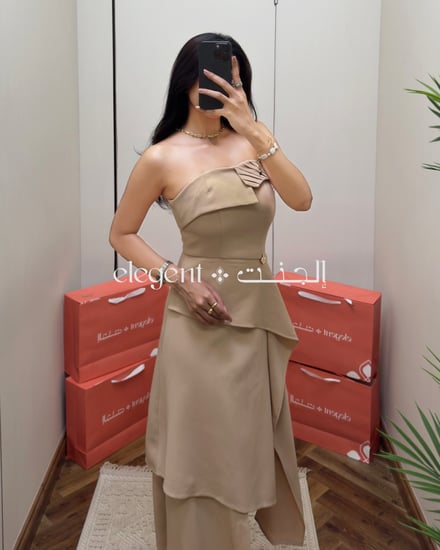 تفاصيل الفستان البيج بدون أكتاف من الجهة الأمامية