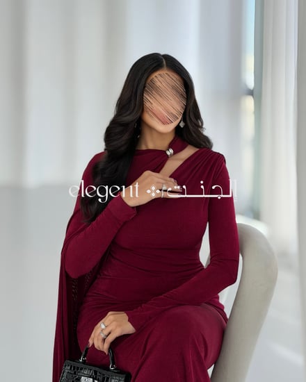 فستان طويل باللون الخمري استرتش مع أكمام طويلة وشال جانبي أنثوي