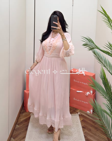 فستان وردي بكسرات ناعمة وتطريز ورود - إطلالة أمامية