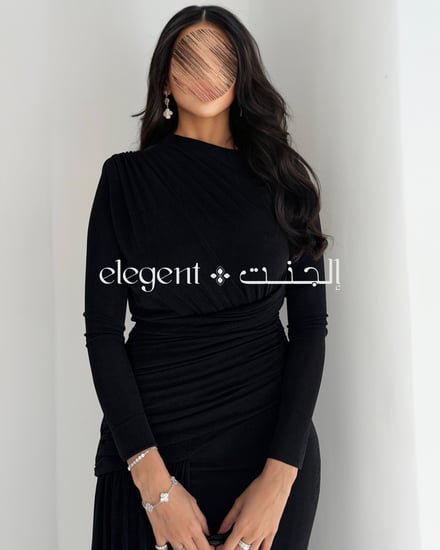 فستان سهرة أسود استرتش بتصميم أنثوي راق مع فتحة جانبية تزيد الإطلالة