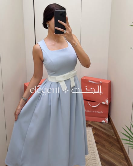 فستان صيفي أنثوي باللون الأزرق السماوي