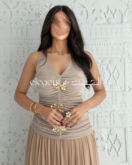 تيور فخم بتصميم راق توب استرتش بقصة صدر جميلة مع بروشات ذهبية وتنورة