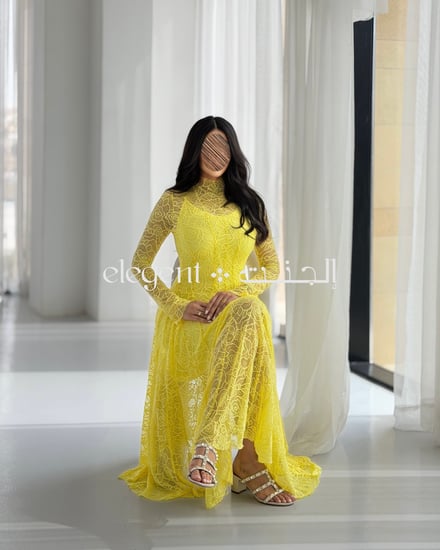 إطلالة جانبية لفستان دانتيل أصفر فاخر