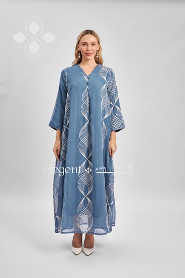 جلابية زرقاء بتطريز أبيض من الأمام