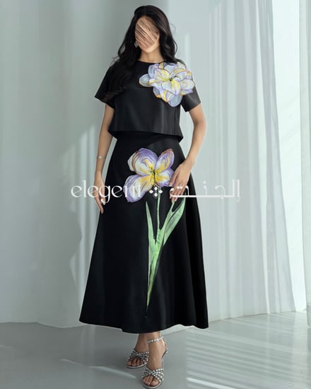 نسائي باللون الأسود الأنيق بتصميم راق مزين بوردتين فنيتين ولمسة أنثوي