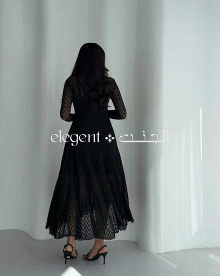 تصميم فستان دانتيل أسود بنهاية مثلثات أنيقة ولمسة أنثوية فاخرة