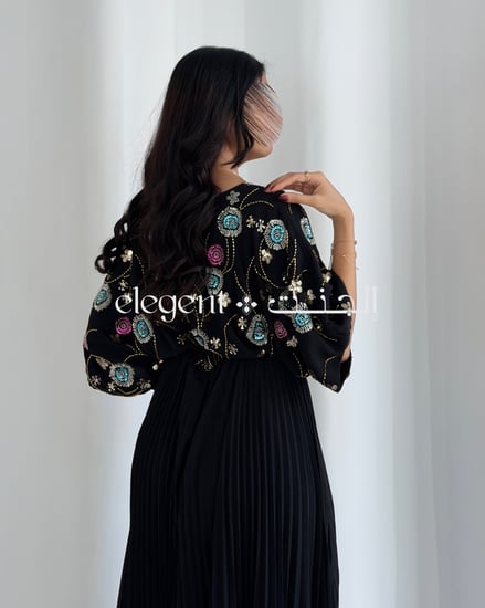 فستان نسائي أنيق تطريز شك كامل مع تنورة بكسرات ناعمة