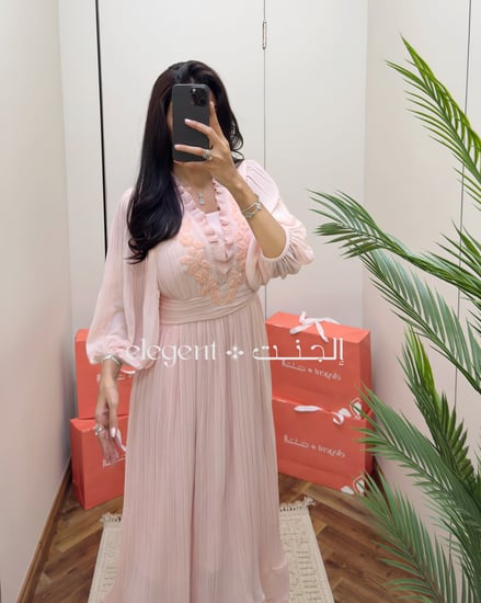 فستان وردي منسدل بتصميم ناعم وأكمام منفوخة