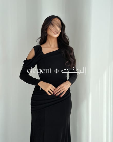 فستان سهرة استرتش باللون الأسود بتفاصيل أنيقة وأكمام طويلة وحركة فتحة