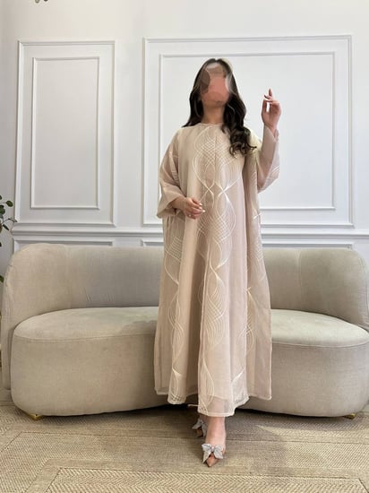 تفاصيل الجلابية اللنن بالتطريز الدائري الأبيض