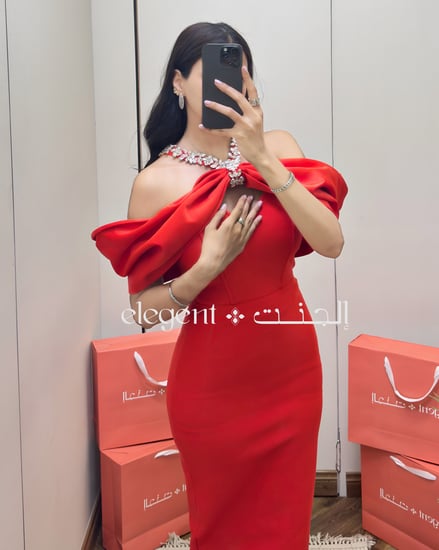 إطلالة جانبية للفستان سهرة أوف شولدر بلون أحمر عصري