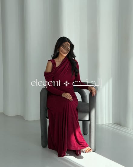 فستان سهرة عنابي استرتش بأكمام طويلة وحركة فتحة الكم مع قصة انسيابية