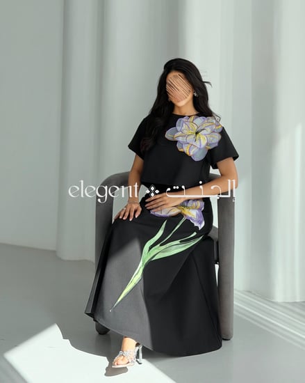 طقم نسائي أسود بتفاصيل وردية فنية تعكس الأناقة والذوق الراقي