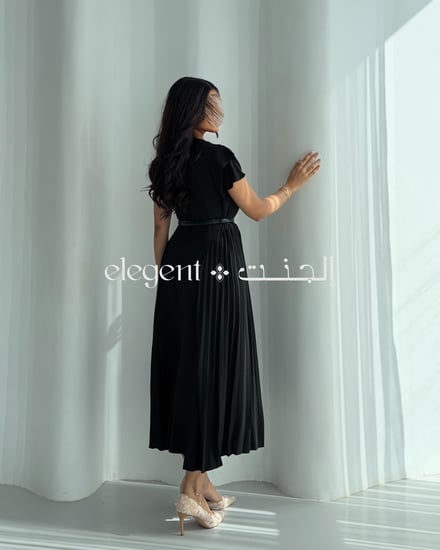 فستان نسائي أسود ناعم مع حزام يحدد الخصر