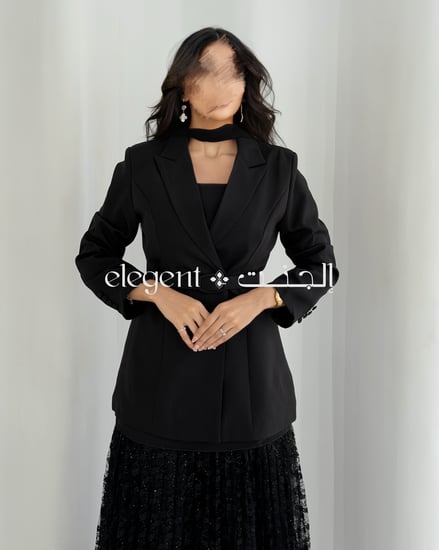 الوشاح الرقبي الأسود الطويل – صورة قريبة