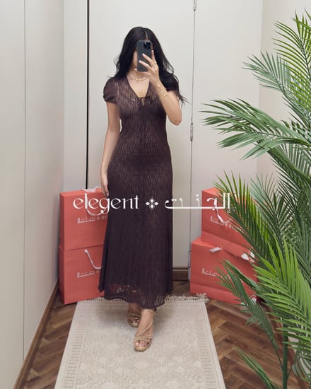 تفصيل الخامة الشفافة لفستان دانتيل بني بربطة عند الصدر