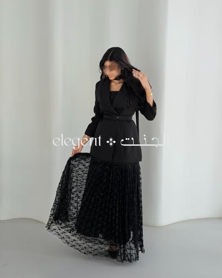 ستان أسود علوي سادة مع تنورة دانتيل – صورة مقربة