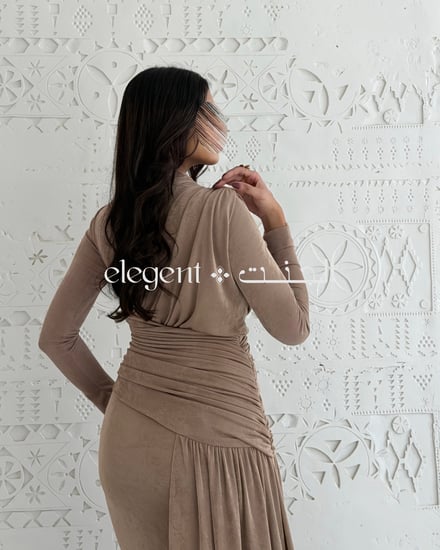 فستان بيج أنيق بقصة رقبة راقية وخامة استرتش تبرز القوام