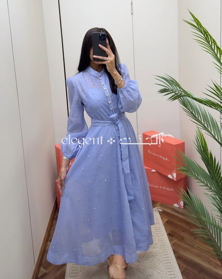 فستان سماوي ناعم مزين باللؤلؤ