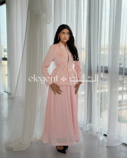 خامة الطقم وتفاصيل التنورة المكسره بلون وردي بودر