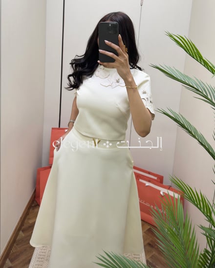 تفاصيل أنيقة لتطريز بارز بلون موحد على تيور سكري