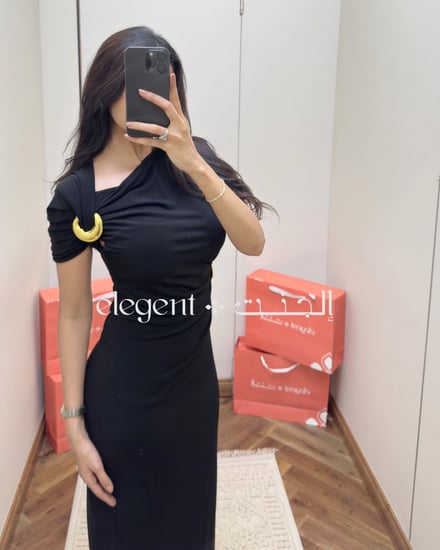 فستان سهرة أسود بكتف مائل وتفاصيل ذهبية