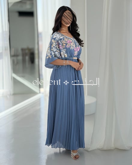 فستان سهرة أنثوي بتفاصيل شك غنية وحزام أنيق مع تنورة مكسره انسيابية
