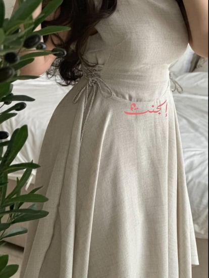 فستان سكري غير متماثل الطول مع تفاصيل فاخرة على الخصر