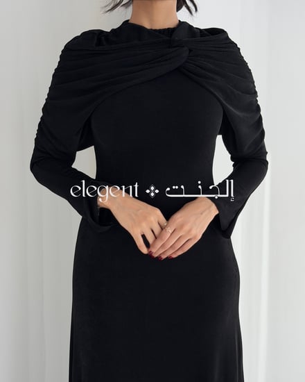 فستان أسود أنيق بأكمام طويلة وقصة خناق للمناسبات الخاصة