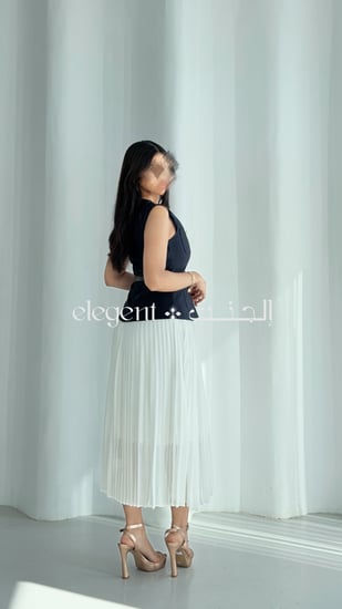 فستان نسائي أنيق بتصميم يوحي بأنه طقم قطعتين