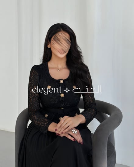 إطلالة فستان دانتيل أسود مع تنورة شيفون كسرات وحزام للتخصير