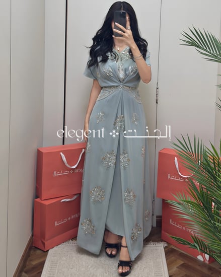 فستان أنثوي بلون تيفاني بقصة كلوش وتطريز فضي فاخر