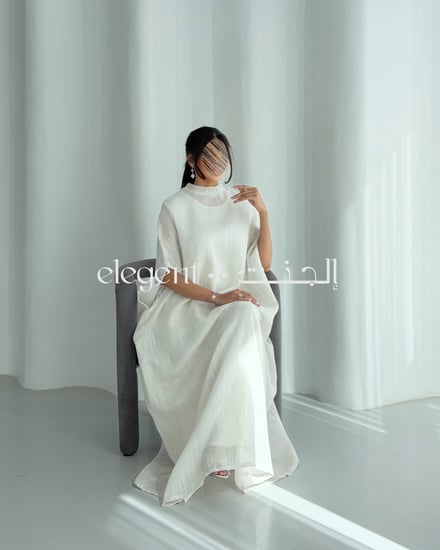 جلابية نسائية راقية من قماش اللنن مع ياقة مطرزة بحبات اللؤلؤ