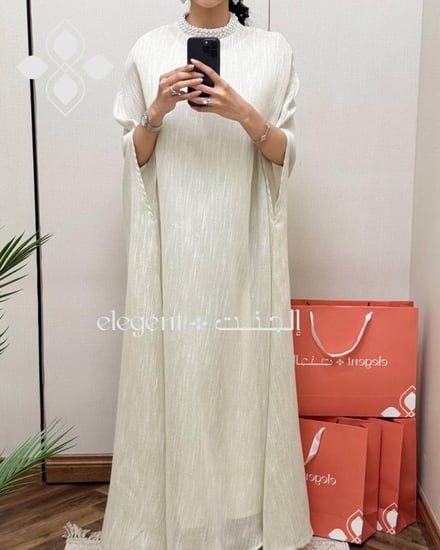 جلابية فاخرة بلون بيج فاتح ولمعة ناعمة وياقة مزينة باللؤلؤ