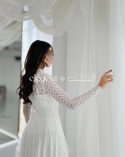 فستان أبيض دانتيل ناعم بتفاصيل دقيقة وأكمام طويلة جميلة