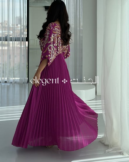 فستان فوشي مطرز شك بقصة مريحة وتصميم مثالي للحوامل