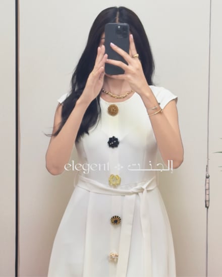 فستان أنثوي راق مزين بوردات بألوان ذهبية وسوداء