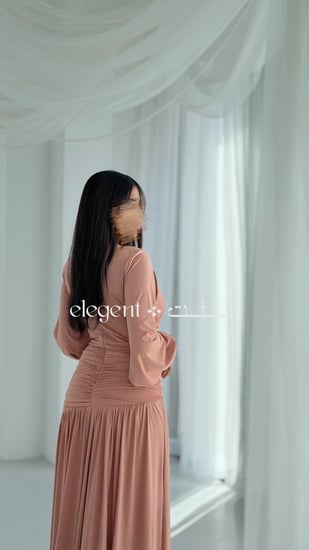 فاصيل القماش والانسيابية في فستان سهرة لحمي