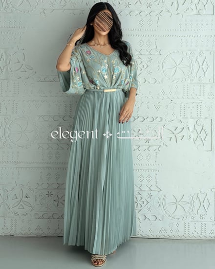 فستان تيفاني أنثوي بتطريز شك كامل وكسرات من الأسفل لإطلالة راقية