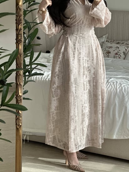 تصميم جانبي برباط يحدد الخصر في جلابية الحب