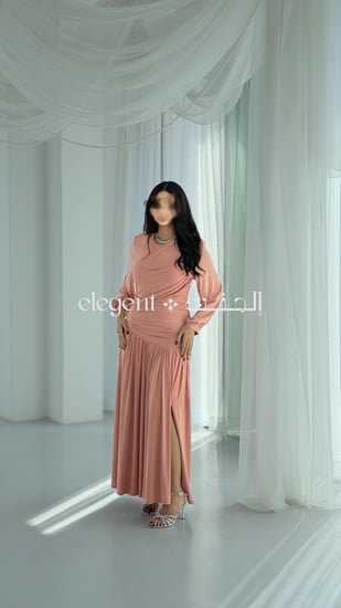 فستان لحمي محتشم وناعم مناسب للمناسبات