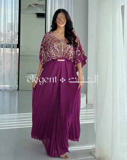 فستان نسائي بلون فوشي بتطريز كامل شك مع كسرات أنيقة من الأسفل