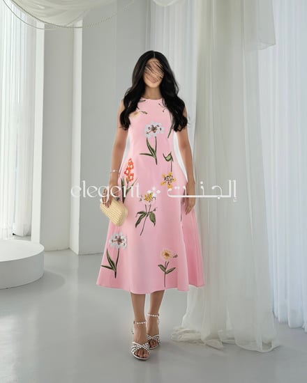 فستان مزهر بإطلالة أنثوية هادئة