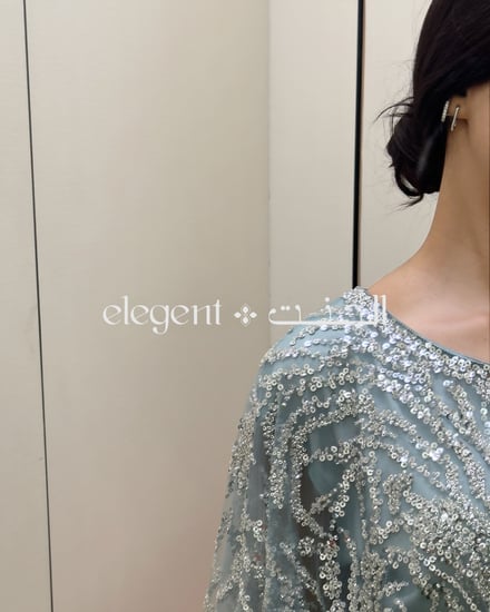 فستان سهرة أزرق فاتح بترتر لامع لقطة مقربة للتطريز
