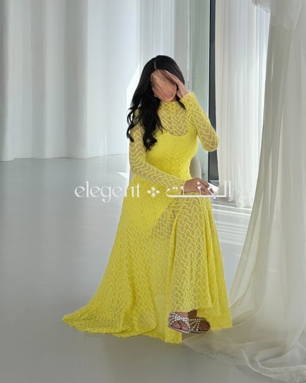 فستان دانتيل أصفر راقي بتفاصيل أنثوية جذابة