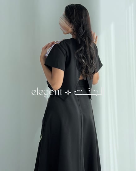 طقم نسائي أسود مع فتحة ظهر على شكل 8 تضيف لمسة جريئة وراقية