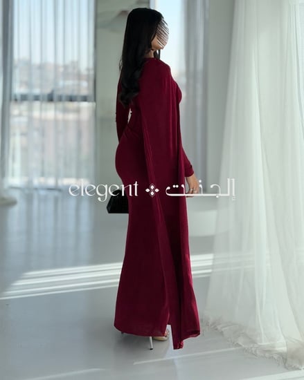 فستان سهرة طويل استرتش بلون عنابي مع قصة رقبة جذابة وشال جانبي