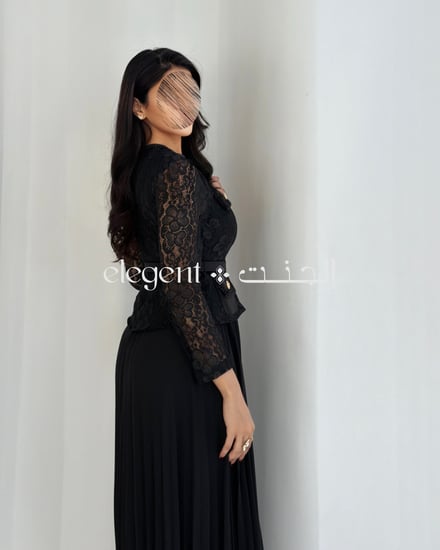 فستان أسود دانتيل ناعم مناسب للمناسبات بتصميم أنيق وطول مثالي
