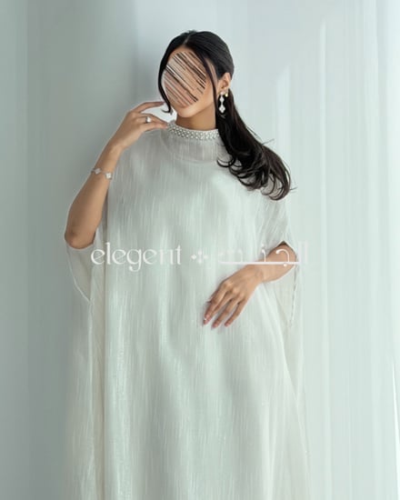 جلابية لنن فاخرة بتصميم بسيط وانسيابي وياقة مزينة باللؤلؤ الناعم