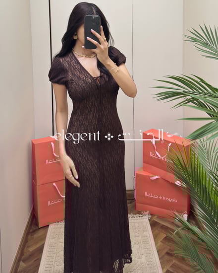 فستان دانتيل بني بقصة ضيقة وطول متوسط من الأمام